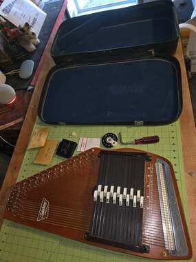 Vintage Oscar Schmidt Autoharp 15 Chord 36 String Hard Case Pitch Pipes Wrench